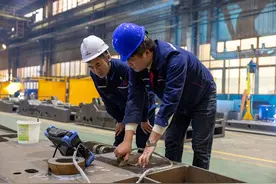 中国梦·大国工匠丨与高温、烟雾、焊花为伴 他用一把焊枪点亮青春弧光图片