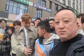 吴克群现身杭州送烤肠，助理帮卖爆米花！原因太暖图片