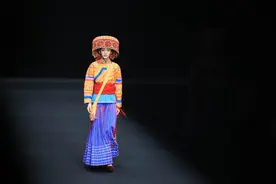 四川盐边傈僳族服饰从深山到国际T台 “非遗”霓裳惊艳“时装周”图片