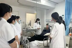 担心费电，老人关厨房门炒菜中暑致肾衰竭图片