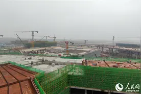 “云端”上的女塔吊司机：为城市建设贡献“她力量”图片