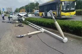 车主质疑上海嘉定交警！强行指派拖车，几公里路竟收费800元？回应来了图片