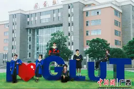 桂林一大学为学生打造“毕业回忆” 10年累计送出9万份图片