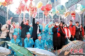 （新春走基层）春节将至 国际友人体验浙江宁波老底子年味图片