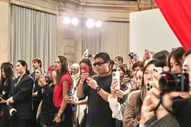 亮相米兰时装周，这个国民内衣品牌藏不住了图片