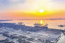 海南洋浦港今年底将可通行世界最大的20万吨级集装箱船图片