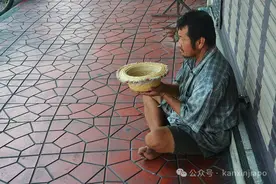 残疾男子兜售纸巾被捕，疑似“外国丐帮”入侵组屋！在新加坡这样乞讨是违法的图片