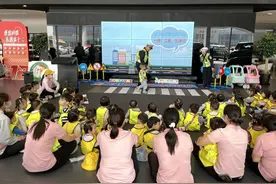 江门开平：交通安全从小培养，交警为幼儿园孩子们上交通安全课图片