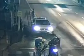 醉汉驾越野车撞伤一名女子后逃逸，民警找上门时正倒头大睡图片