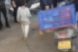 “一男子用铁链把孩子锁摩托上”是去年的事，拍摄者竟称传旧视频为“引流”图片