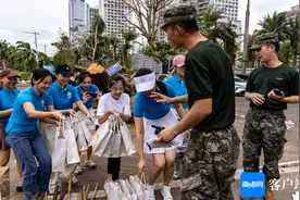 原创组图 | 感动不断！饺子、饮料……海口市民暖心接力送给“最可爱的人”图片