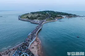 青岛小麦岛“流量”十足，人潮汹涌也是另一种浪漫图片