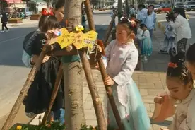 禹王台区实验幼儿园开展“变废为宝 扮靓街道”手工制作活动图片