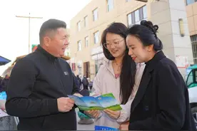 吉木萨尔县：招聘活动进集市 就业服务零距离图片