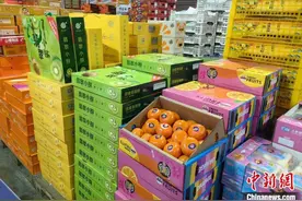 （新春走基层）各地水果跨越山海齐报到 北疆民众年货购物车“+1”图片