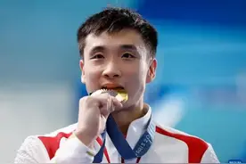 曹缘第三次荣膺年度世界最佳男子跳水运动员图片