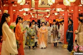 西安：沉浸式文旅热度增 银发族也爱“国潮”图片
