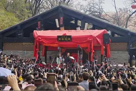 开封“王婆”爆火后请假一个月，此前曾称希望“温度降一降”图片