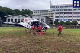 直升机向郴州因暴雨交通受阻区投放食品等生活物资图片