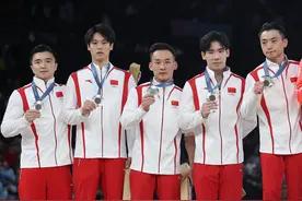 巴黎奥运会 | 两次掉杠 中国体操男团遭逆转遗憾摘银图片