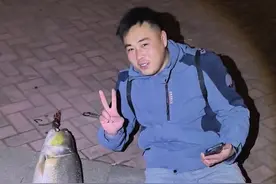 男子钓到半人高的鱼，寒风中绕城5小时炫耀！网友评论亮了图片