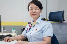 她让公交乘客感受到“空乘式服务”图片