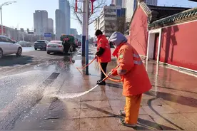 洗扫车、高压冲洗车、深度保洁车出动 市区道路“洗颜换装”图片