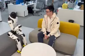人类已“头皮发麻”！骑自行车、给葡萄缝针……人形机器人进化“大爆发”！还有机器人备早餐，12公里时速在深圳公园跑步图片