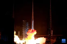 我国成功发射通信技术试验卫星十二号图片