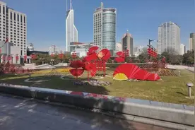 上海人民广场处处可见“中国红” 节日氛围拉满图片