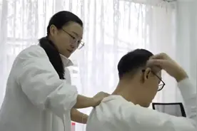 震惊张伟丽的“格斗猛女”竟是女中医！不高不壮，还有500度近视图片