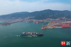 历经14年成功跻身国际深水大港行列，连云港港30万吨级航道二期工程顺利竣工图片