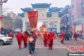 广东东莞精彩上演“大步巡游” 非遗民俗图片