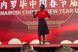 肯尼亚女子在新春庙会唱《爱拼才会赢》技惊四座，网友：听声音还以为福建同胞在表演图片