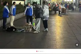 一场特殊的爱心义卖！为帮患病同学筹医药费他们走上街头，热心市民赶来“下单”支持图片