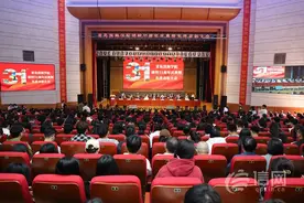 青岛滨海学院举行建校31周年庆典暨先进表彰大会图片