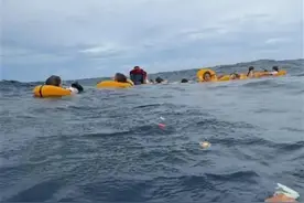 马尔代夫一快艇海中沉没48人全员生还：多人呛水，中国女潜水教练用嘴吹救生衣救人图片