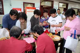 制作中草药香包 弘扬中医药文化图片