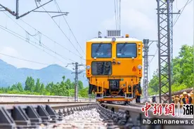 “大黄蜂”助力京广铁路集中修图片