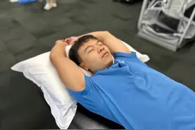 别再用“投降式”姿势睡觉了！当心把你的身体全毁了图片