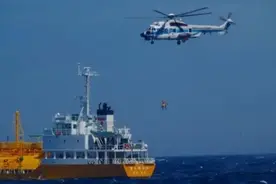 中国女游客在日本下海后失踪，抱着救生圈在海上漂一天一夜后获救图片