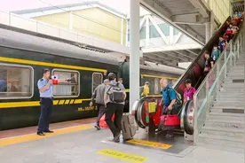 桂林火车站开行今年首趟“银发”旅游专列图片