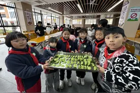 自己动手感受人间烟火气，孩子们包了七彩饺子图片
