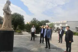 安徽省徽京剧院院长赵纯刚一行到潜山市河镇初中做京剧寻根之旅调研图片