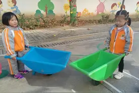灞桥区灞桥街道中心幼儿园小班组游戏故事——快乐推小车图片