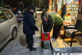 老人不慎遗失酒，云岩网格警热心帮找回图片