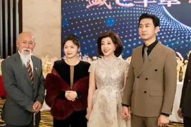 74岁刘晓庆回应演短剧遭朋友质疑丢人，搭档小自己近30岁的男演员图片