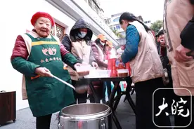 腊八节，安庆97岁老人免费送出两万多份“爱心粥”图片
