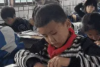 “00后”老师的小纸条火了！网友：这是独属他们的瞬间图片