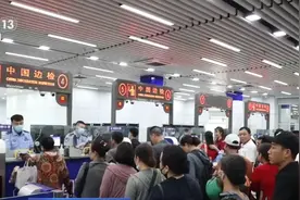 多地口岸出入境人数持续攀升 “五一”假期跨境游高峰提前到来图片